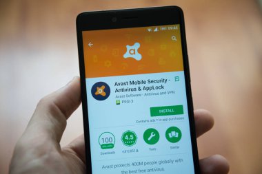 Adam el smartphone Avast uygulaması ile google oyun deposunda tutarak