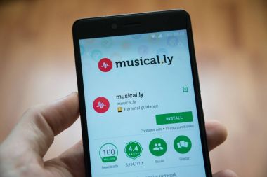 Musical.ly uygulaması ile Smartphone google oyun deposunda tutan adam el