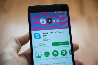 Adam el smartphone Skype uygulaması ile google oyun deposunda tutarak