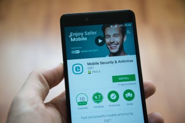 Adam el smartphone Eset uygulaması ile google oyun deposunda tutarak