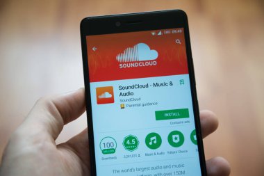 Adam el smartphone Soundcloud uygulaması ile google oyun deposunda tutarak