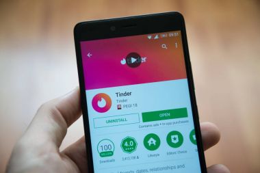 Adam el smartphone KAV uygulaması ile google oyun deposunda tutarak