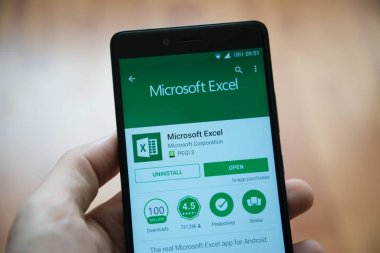 Adam elini tutarak smartphone ile Microsoft office excel uygulama google oyun mağaza
