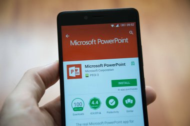 Microsoft office powerpoint uygulaması ile Smartphone google oyun deposunda tutan adam el