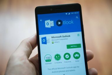 Adam elini tutarak smartphone ile Microsoft office outlook uygulamasında google oyun deposu