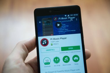 Adam el smartphone Pi müzik çalar uygulaması ile google oyun deposunda tutarak