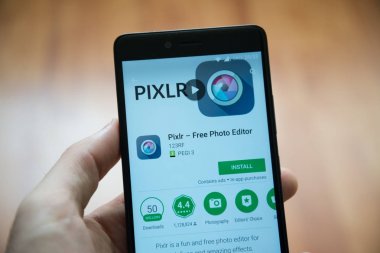Adam el smartphone Pixlr uygulaması ile google oyun deposunda tutarak