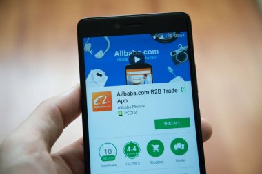 Adam el smartphone Alibaba.com uygulaması ile google oyun deposunda tutarak