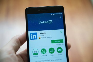 Adam el smartphone LinkedIn uygulaması ile google oyun deposunda tutarak