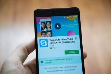 Adam el smartphone Skype lite yayımlanmamış uygulaması ile google oyun deposunda tutarak