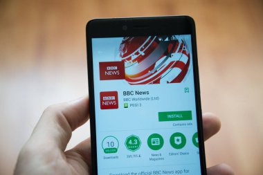 Adam el smartphone Bbc News uygulaması ile google oyun deposunda tutarak