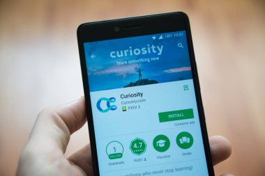 Adam el smartphone merak uygulaması ile google oyun deposunda tutarak