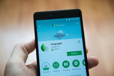 Snapseed uygulaması ile Smartphone google oyun deposunda tutan adam el