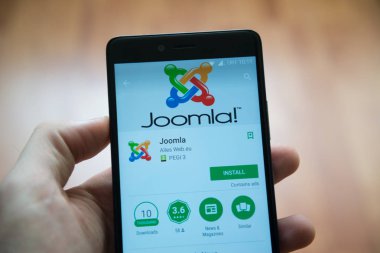 Adam el smartphone Joomla uygulaması ile google oyun deposunda tutarak