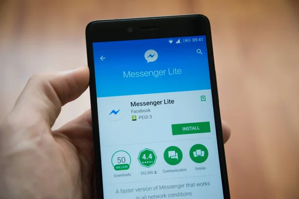 Facebook messenger lite uygulaması ile Smartphone google oyun deposunda tutan adam el — Stok fotoğraf