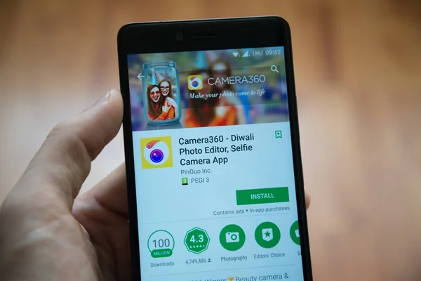 Ręką człowieka, trzymając smartfon z aplikacją Camera 360 Diwali w sklepie google play — Zdjęcie stockowe