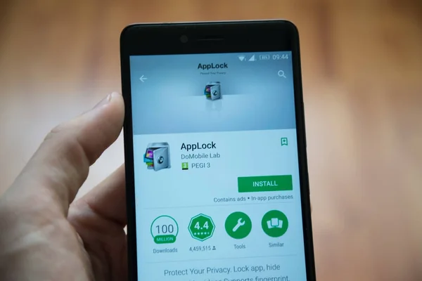 Рука людини проведення смартфон з Applock програми в google play магазин — стокове фото
