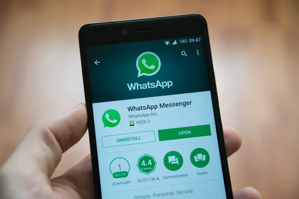 Adam el smartphone Whatsapp uygulaması ile google oyun deposunda tutarak — Stok fotoğraf