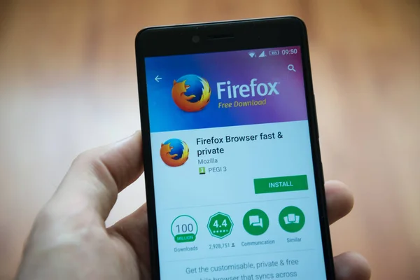 Homem mão segurando smartphone com Mozilla firefox aplicação na loja de jogo do Google — Fotografia de Stock