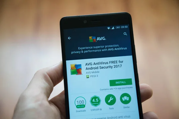 Hombre de la mano del teléfono inteligente con aplicación AVG Antivirus en Google Play Store — Foto de Stock