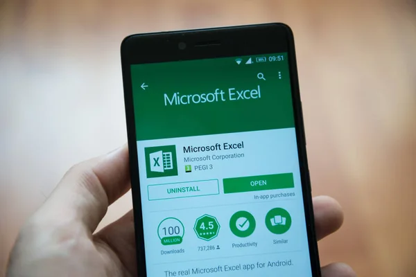 Człowiek ręka gospodarstwa smartphone z programu Microsoft office excel aplikacji w sklepie google play — Zdjęcie stockowe