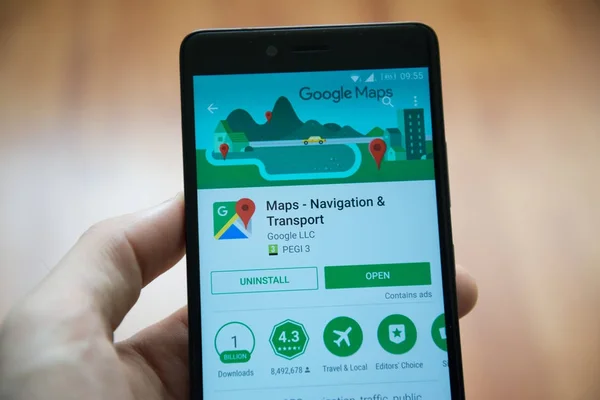 Рука людини проведення смартфон з Google карти програми в google play магазин — стокове фото