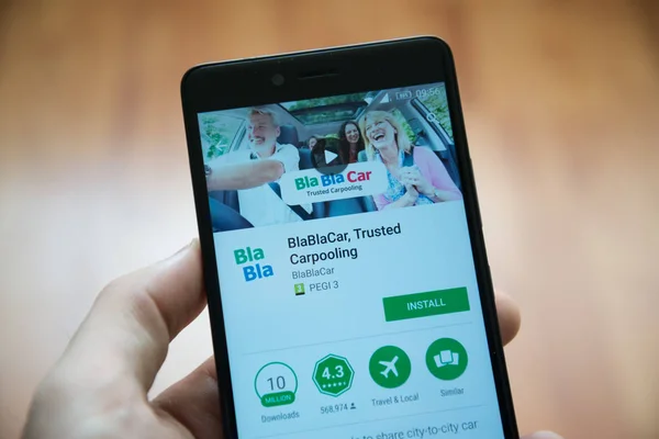 Hombre de la mano del teléfono inteligente con la aplicación BlaBlaCar en Google Play Store — Foto de Stock