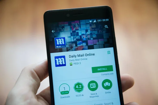 구글 플레이 스토어에 데일리 메일 온라인 응용 프로그램과 함께 스마트폰 들고 남자 손 — 스톡 사진
