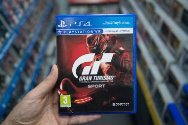 Gran Turismo Spor video oyunu tutan adam