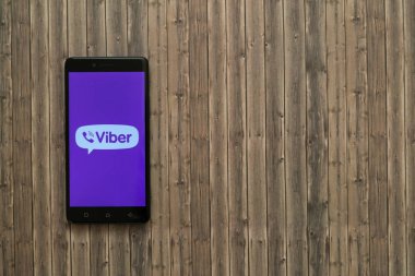 Viber logo üstünde smartphone perde ahşap arka plan üzerinde.
