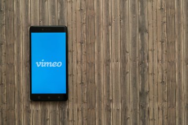 Vimeo logo üstünde smartphone perde ahşap arka plan üzerinde.