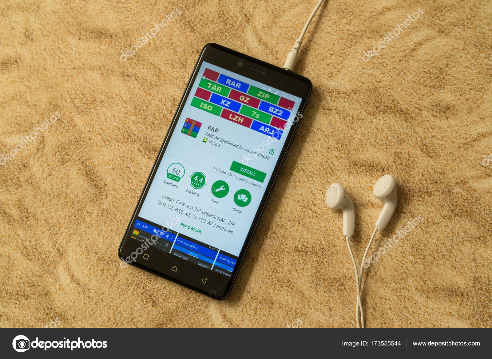 Herunterladen - London, 14. November 2017: rar-Anwendung im google play store auf sandigem Hintergrund und Kopfhörer — Stockbild Rar Anwendung in Google Play Store auf sandigem Hintergrund und Kopfhörer — Stockfoto