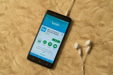 Dilek uygulama google oyun deposunda bulunan kumlu arka plan ve kulaklık