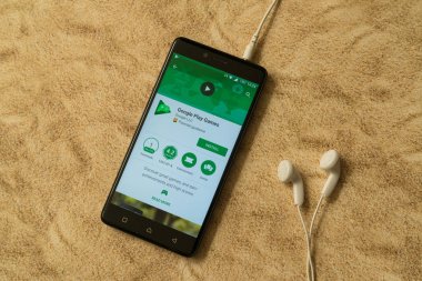 Google oynamak oyun uygulama google oyun deposunda bulunan kumlu arka plan ve kulaklık
