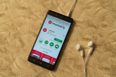 Musical.ly uygulama Google oyun deposu kumlu arka plan ve kulaklıklar üzerinde
