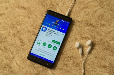 Virüs temizleyici uygulama Google oyun mağaza kumlu arka plan ve kulaklıklar üzerinde