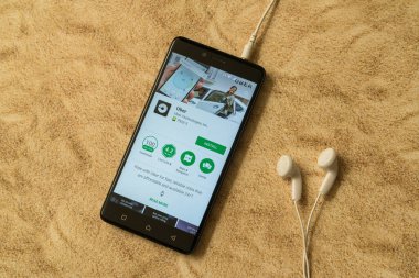 Uber uygulama Google oyun deposu kumlu arka plan ve kulaklıklar üzerinde