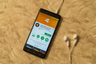 Avast uygulama Google deposu kumlu arka plan ve oyun kulaklıklar üzerinde