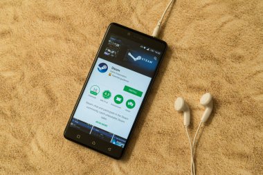 Buhar uygulama google oyun deposunda bulunan kumlu arka plan ve kulaklık