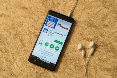 Toplam komutanı uygulama Google oyun mağaza kumlu arka plan ve kulaklıklar üzerinde