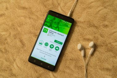 Endomondo uygulama Google oyun deposu kumlu arka plan ve kulaklıklar üzerinde