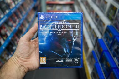 Bratislava, Slovakya, 1 Aralık 2017: Star wars battlefront II videogame mağaza konsol Sony Playstation 4 üzerinde tutan adam