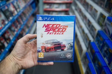 Bratislava, Slovakya, 1 Aralık 2017: adam deposu konsol Sony Playstation 4 üzerinde hız geri ödeme videogame ihtiyacını holding