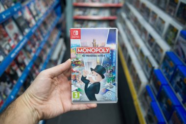 Bratislava, Slovakya, 2 Aralık 2017: tekel videogame deposundaki Nintendo anahtarı konsolda tutan adam