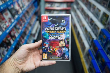 Bratislava, Slovakya, 2 Aralık 2017: Minecraft hikaye modu video oyunu Nintendo anahtarı konsolda deposundaki tutan adam
