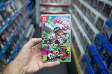 Bratislava, Slovakya, 2 Aralık 2017: Splatoon 2 video oyunu Nintendo anahtarı konsolda deposundaki tutan adam