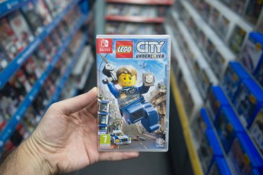 Bratislava, Slovakya, 2 Aralık 2017: Lego şehir gizli video oyunu Nintendo anahtarı konsolda deposundaki tutan adam