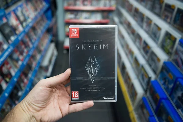 Bratislava, Slovakya, 2 Aralık 2017: mağaza Nintendo anahtarı konsolda elder scrolls skyrim videogame tutan adam
