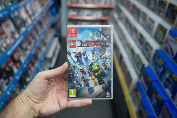 Bratislava Eslovaquia Diciembre 2017 Hombre Sosteniendo Videojuego Lego Ninjago Consola — Foto de Stock