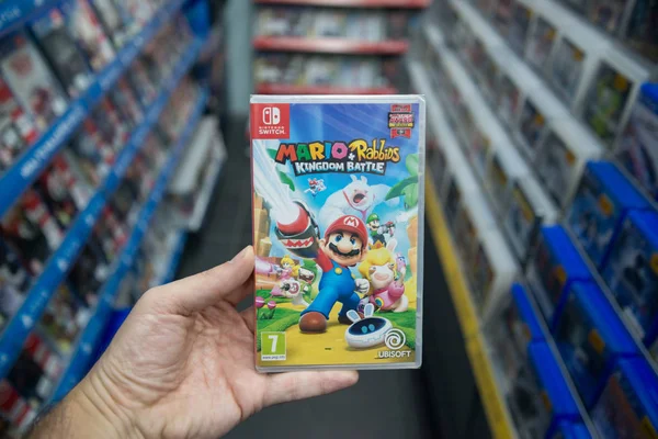 Bratislava Eslovaquia Diciembre 2017 Hombre Sosteniendo Videojuego Mario Rabbids Kingdom — Foto de Stock